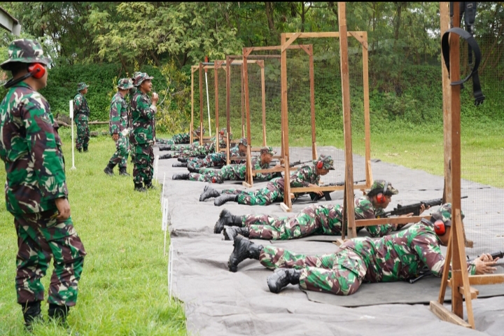 Latihan Menembak Senjata Ringan Korem 084 Bhaskara Jaya