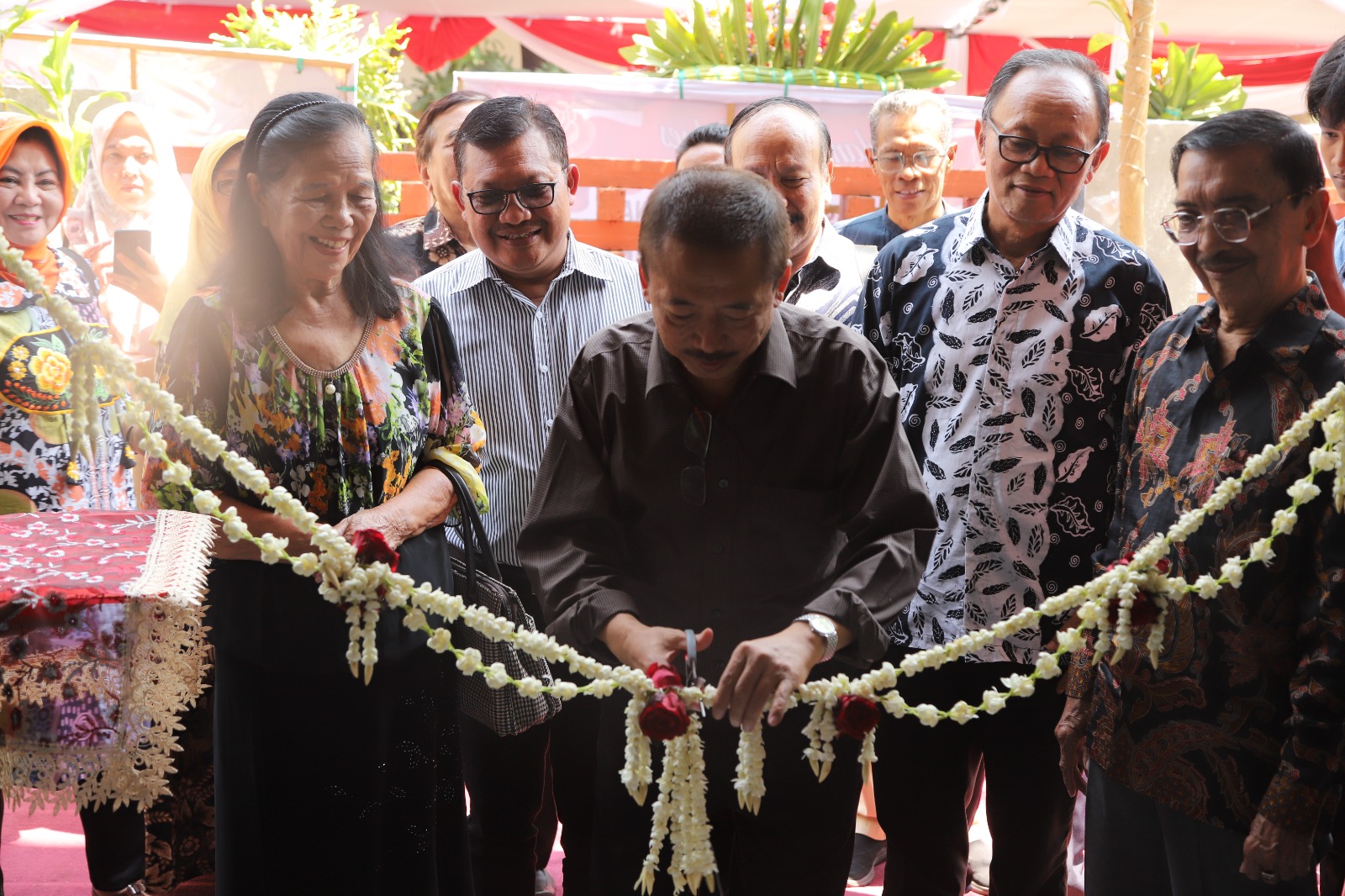 Bambang DH Resmikan Grha Sarinah Guest House of Untag Surabaya