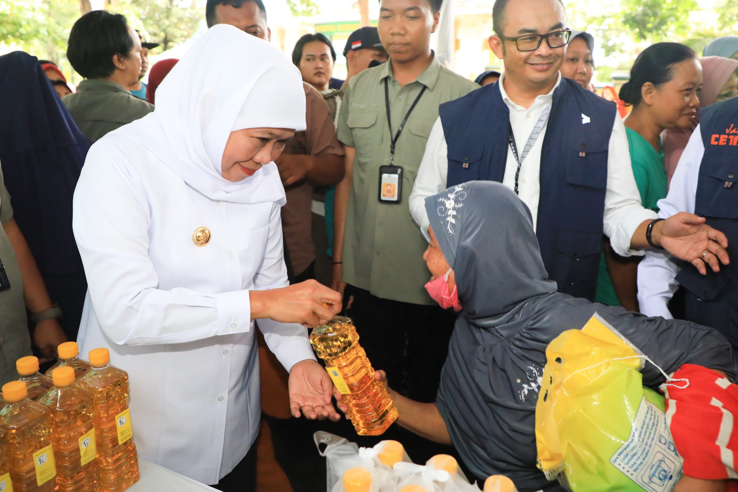 Gelar Pasar Murah di Kediri, Khofifah Sebut Upaya Nyata Pemerintah untuk Penguatan Daya Beli Masyarakat