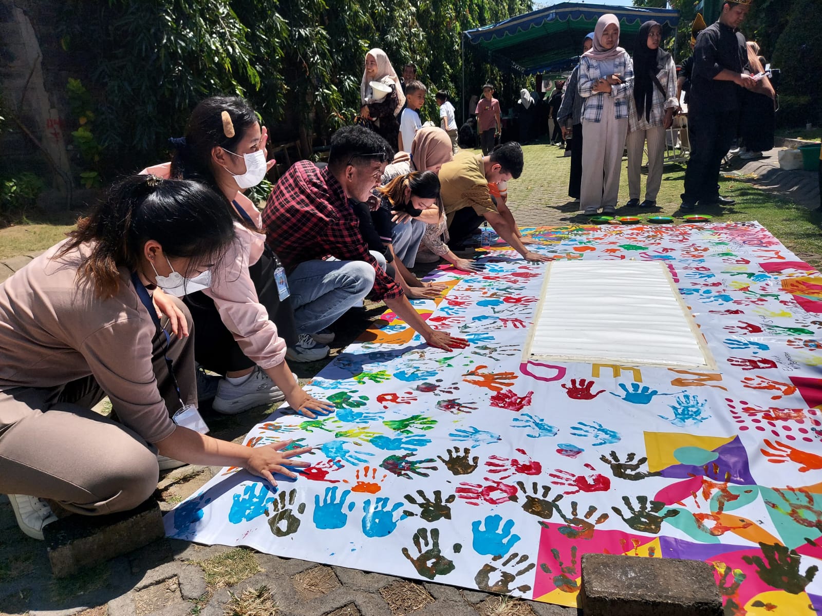 Seru! Brave Unusa ke-4, Mahasiswa Asing Buat Totebag Tie Dye hingga Hand Printing