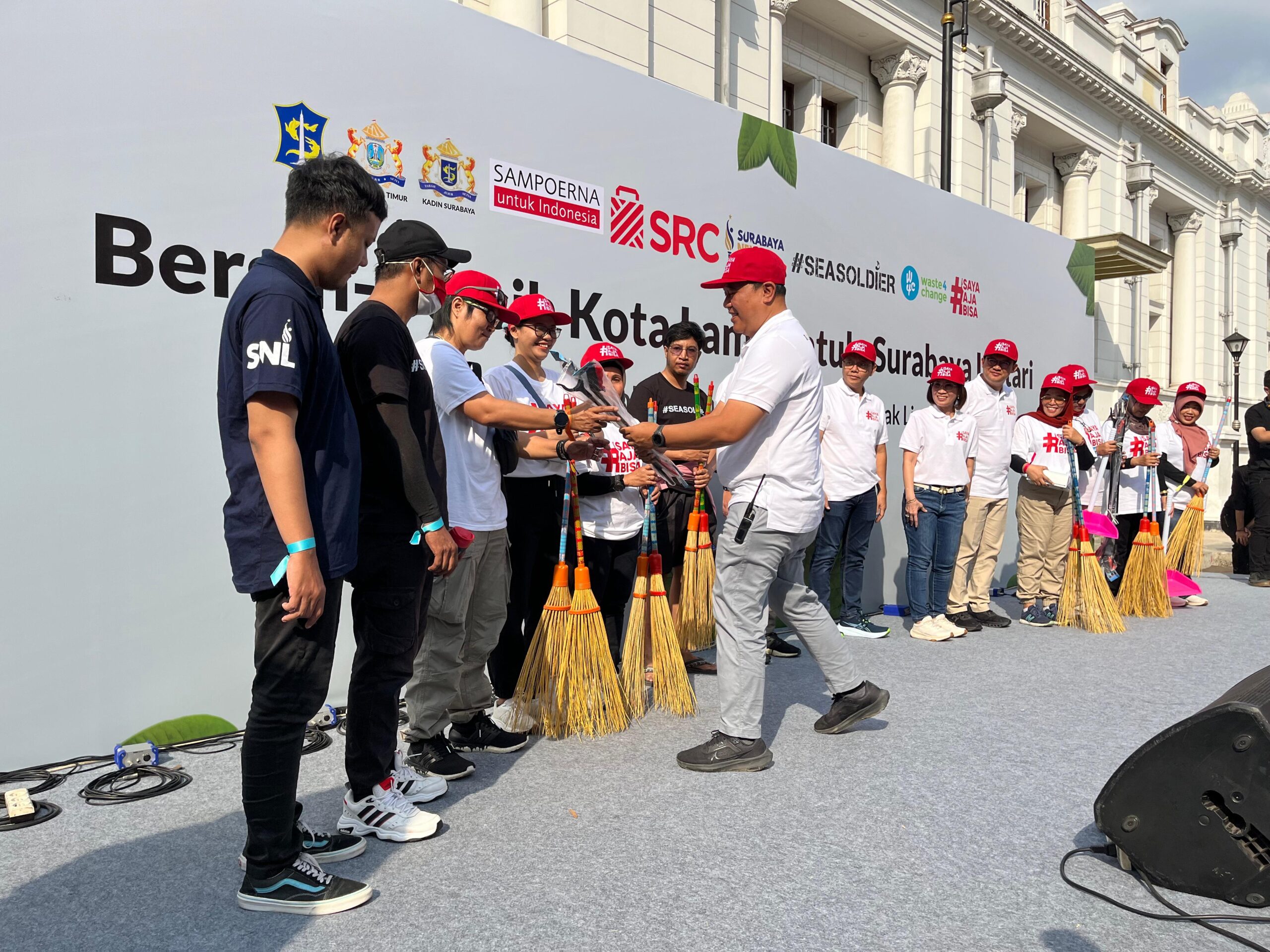 Dukung Pariwisata Surabaya, Kadin Bersama 500 Lebih Warga Lakukan Bersih-bersih Kota Lama