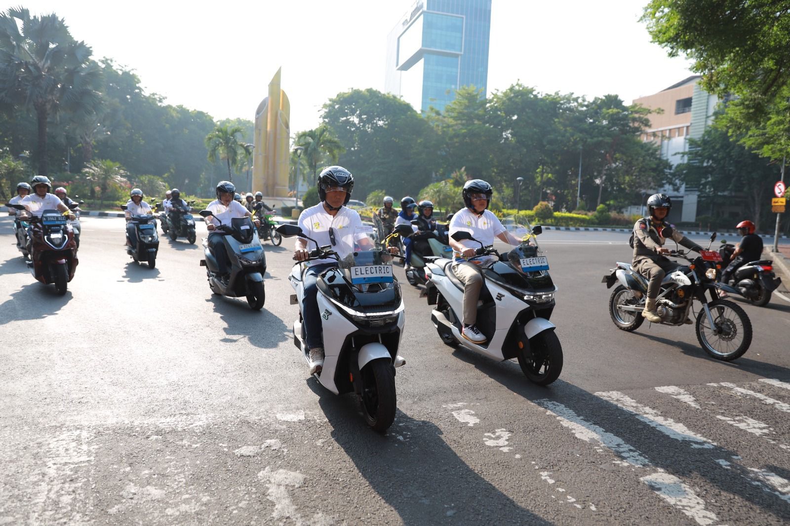 Hattrick, PLN Jatim Pecahkan Rekor MURI Konvoi Motor Listrik Terbanyak Peringati Hari Listrik Nasional Ke-79