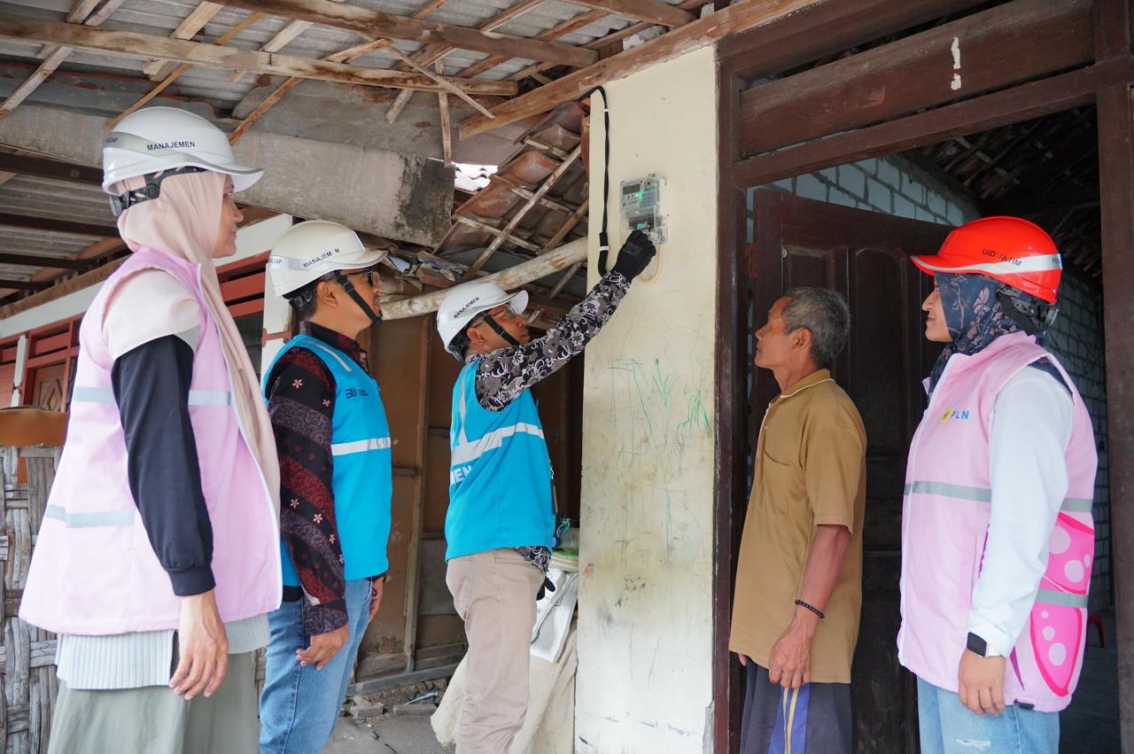 Sambut Nataru, PLN Berbagi Kebahagiaan Melalui Sambung Listrik Gratis Warga Tidak Mampu